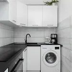 Apartment Bright In With Air Conditioning And Parking By Renters *