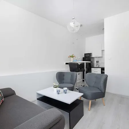 Bright In With Air Conditioning And Parking By Renters Appartement
