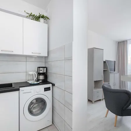 Bright In With Air Conditioning And Parking By Renters 코워브제크